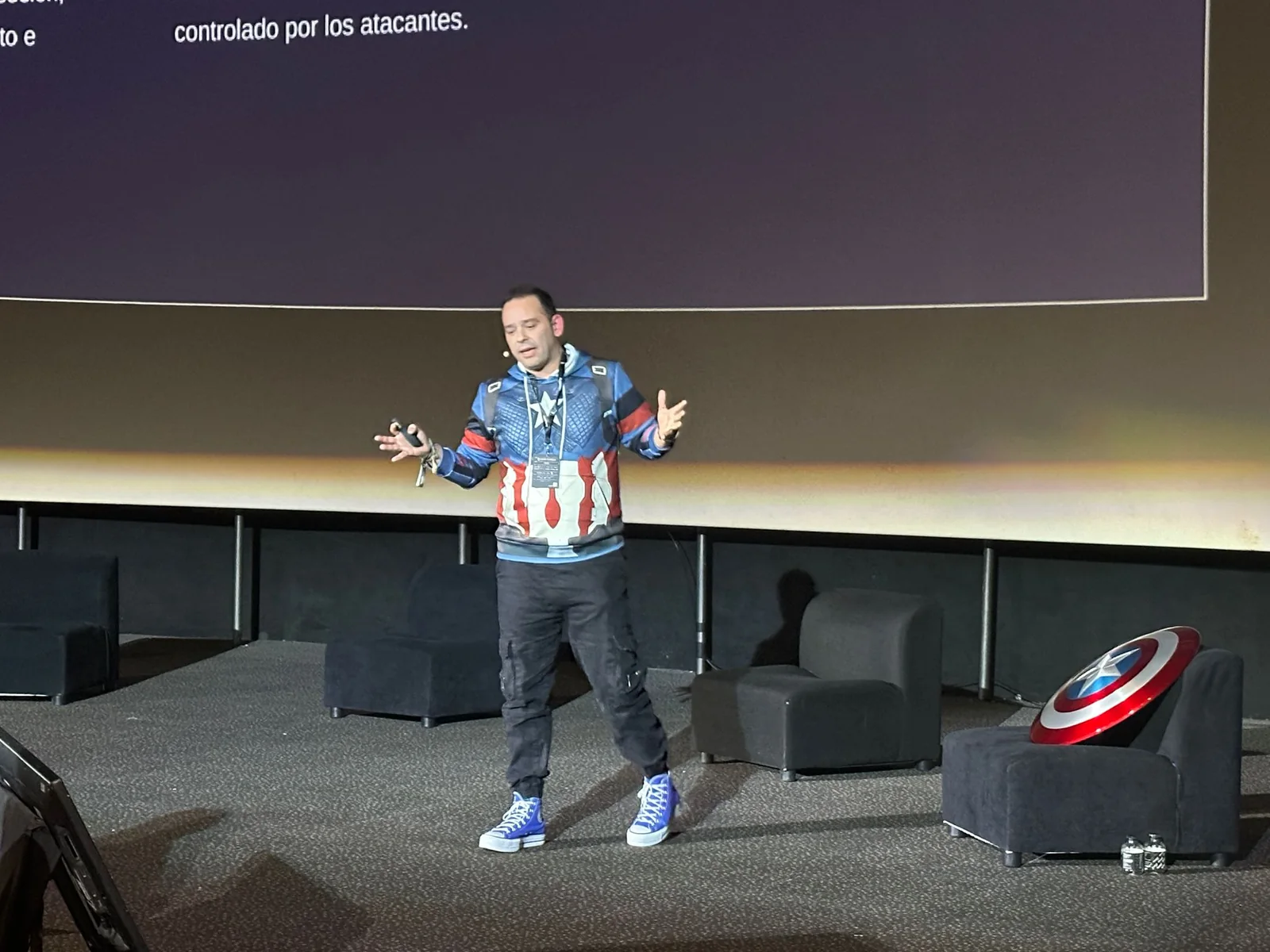 Rafa López, CiberCapitán, durante una ponencia de ciberseguridad